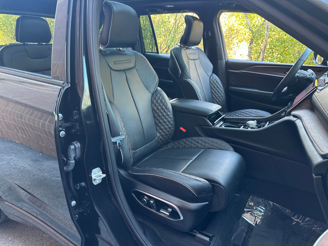 Used 2025 Jeep Grand Cherokee Summit w/ Obsidian Package image 34