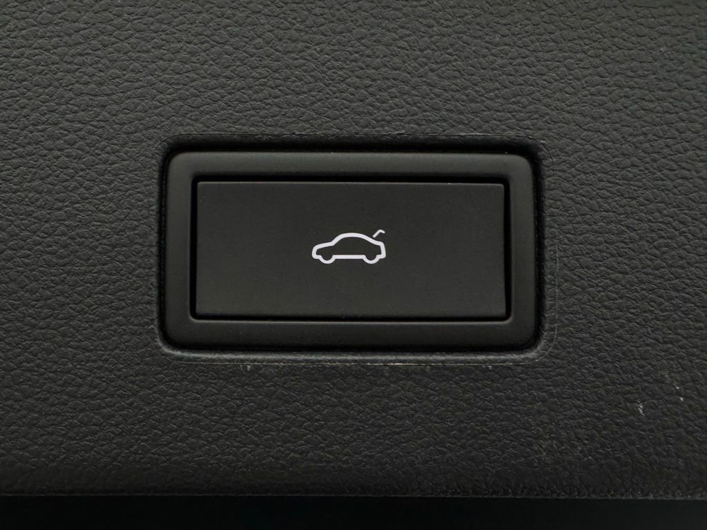 Used 2022 Volkswagen Atlas Cross Sport SE image 11