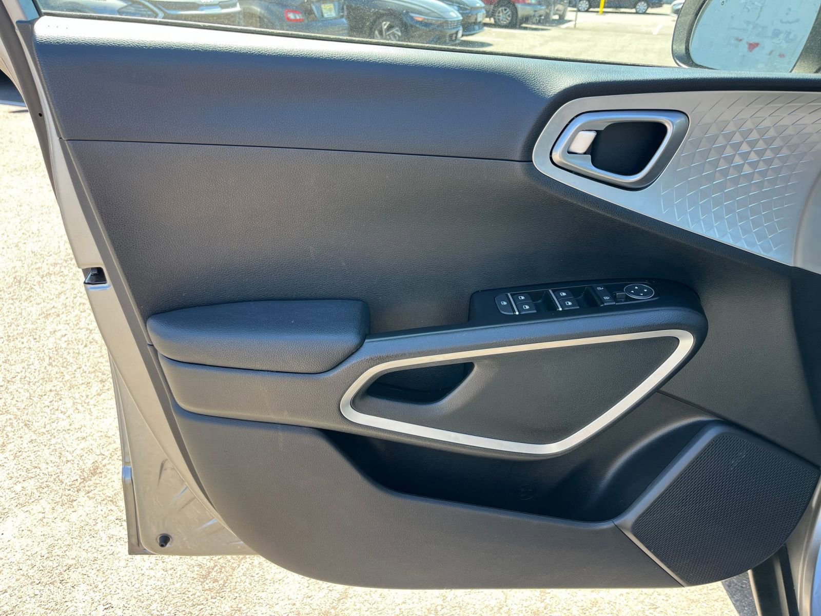 Used 2025 Kia Soul LX w/ LX Technology Package FWD image 18