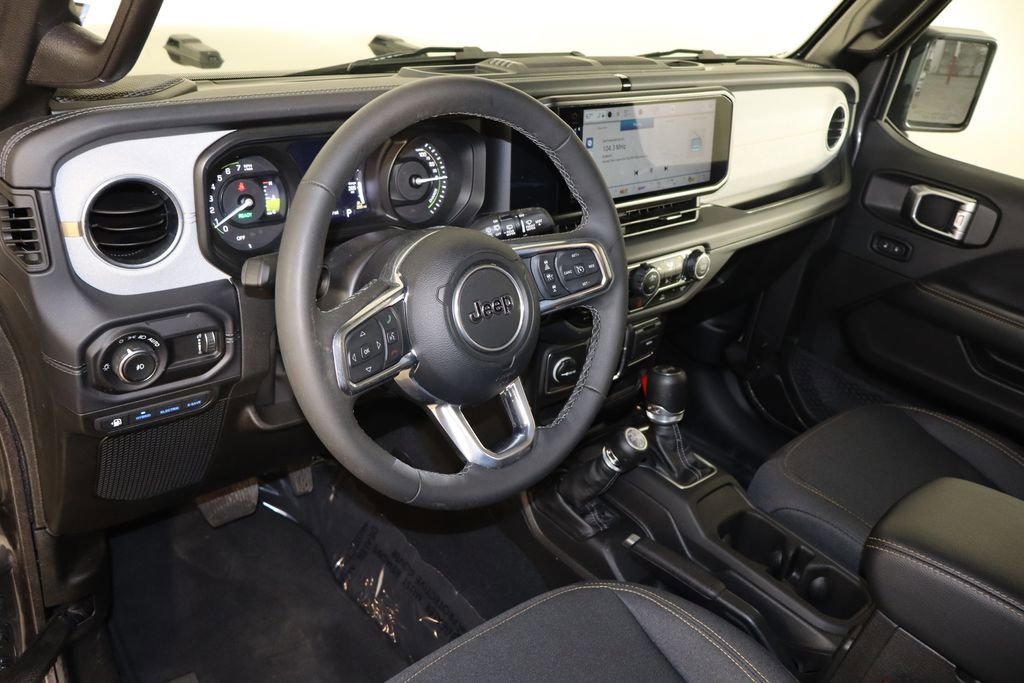 Used 2025 Jeep Wrangler Unlimited Sahara AWD/4WD image 24