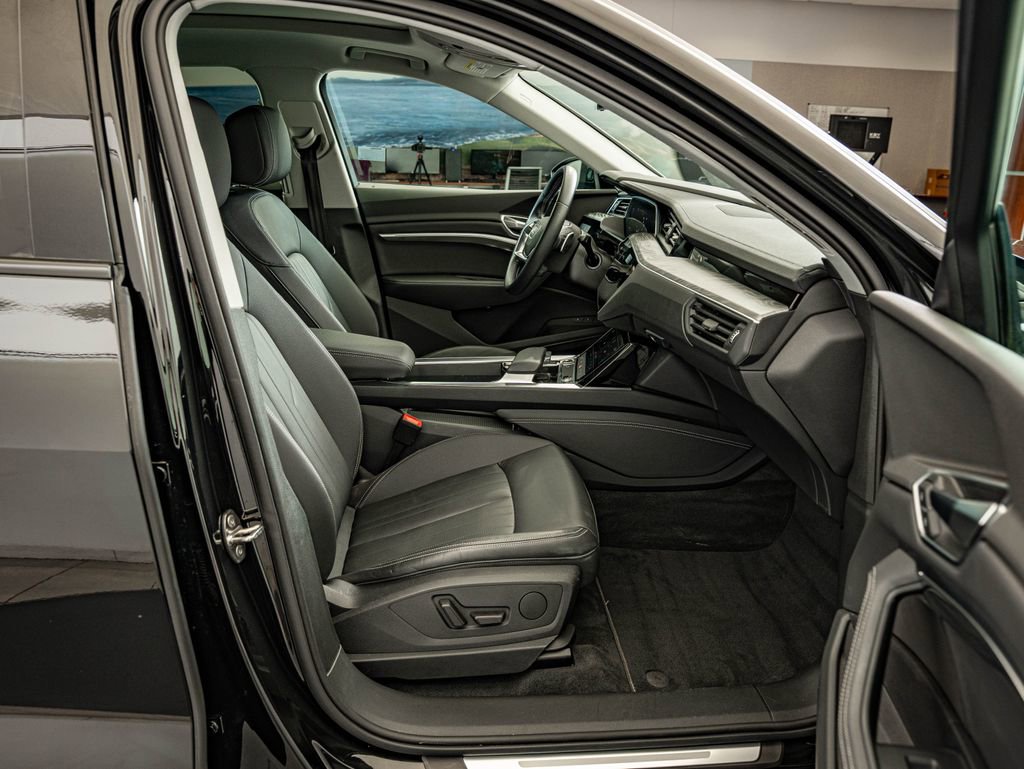 Used 2021 Audi e-tron Premium w/ Convenience Plus Package AWD/4WD image 34