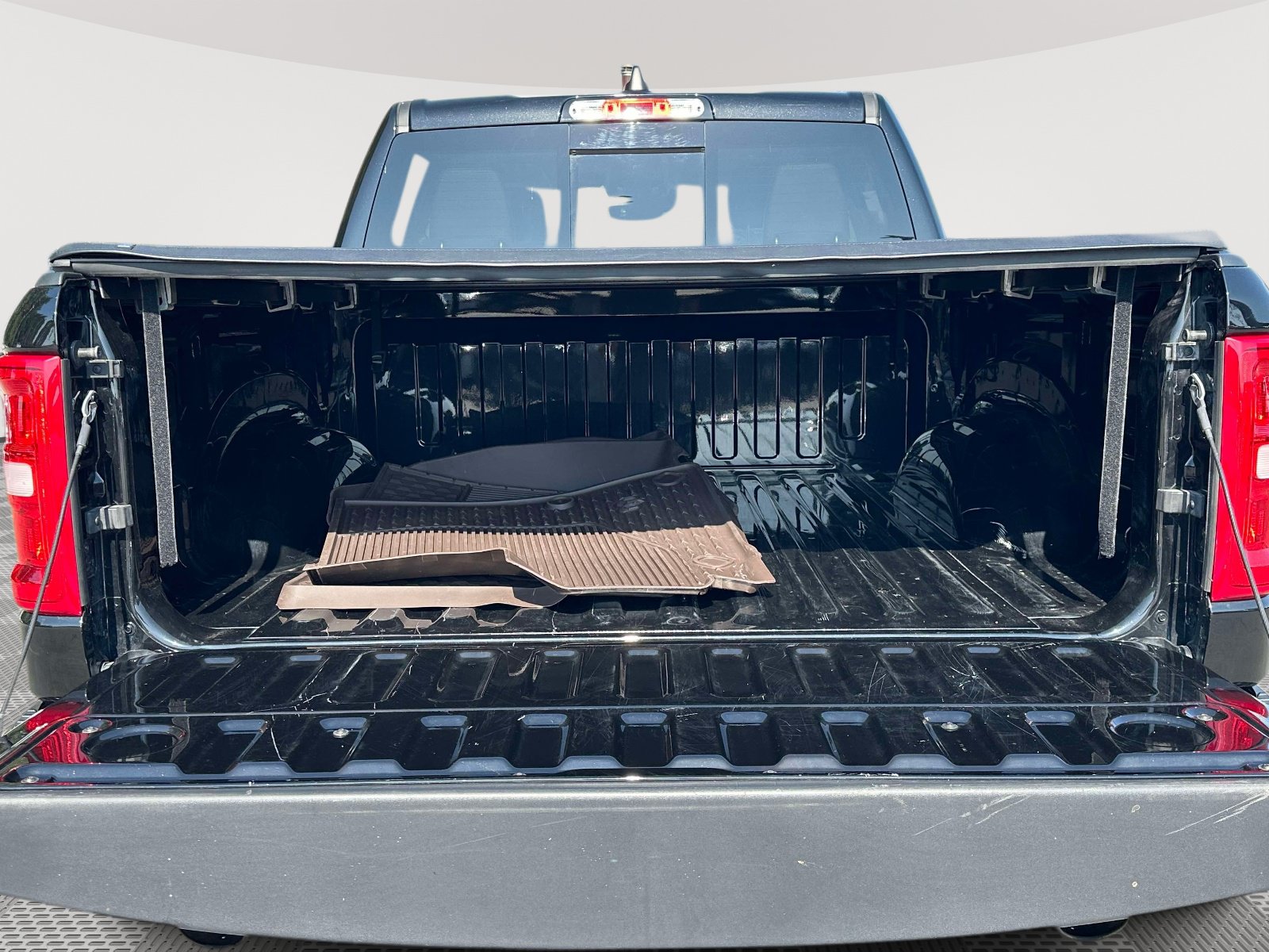 Used 2025 RAM 1500 Laramie AWD/4WD image 32