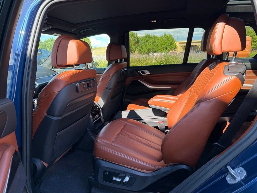 Used 2021 BMW X7 xDrive40i w/ M Sport Package AWD/4WD image 11