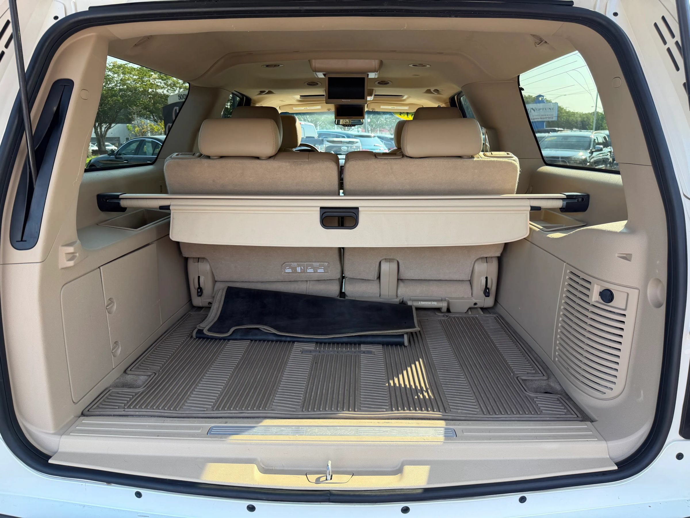 Used 2013 Cadillac Escalade ESV Premium RWD image 15