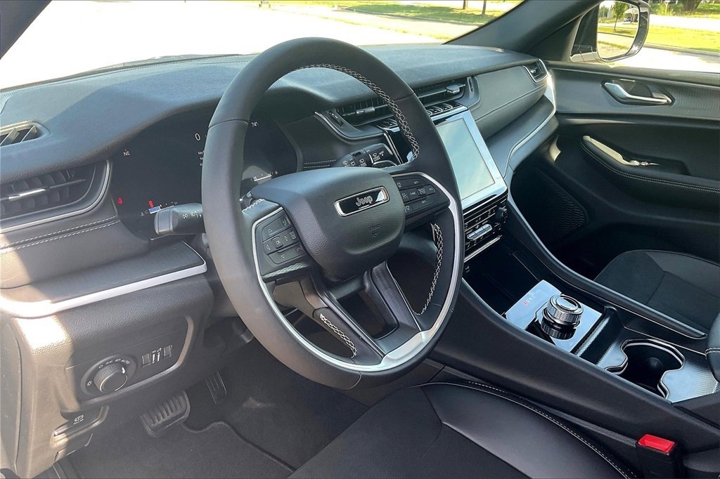 New 2025 Jeep Grand Cherokee Altitude image 6