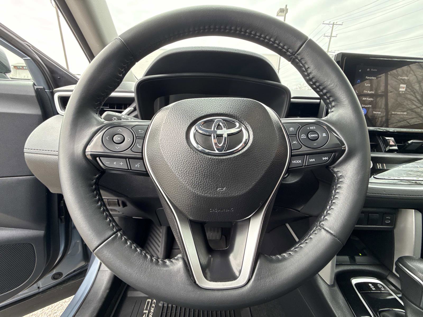 Used 2025 Toyota Corolla Cross LE w/ Moonroof Package image 9