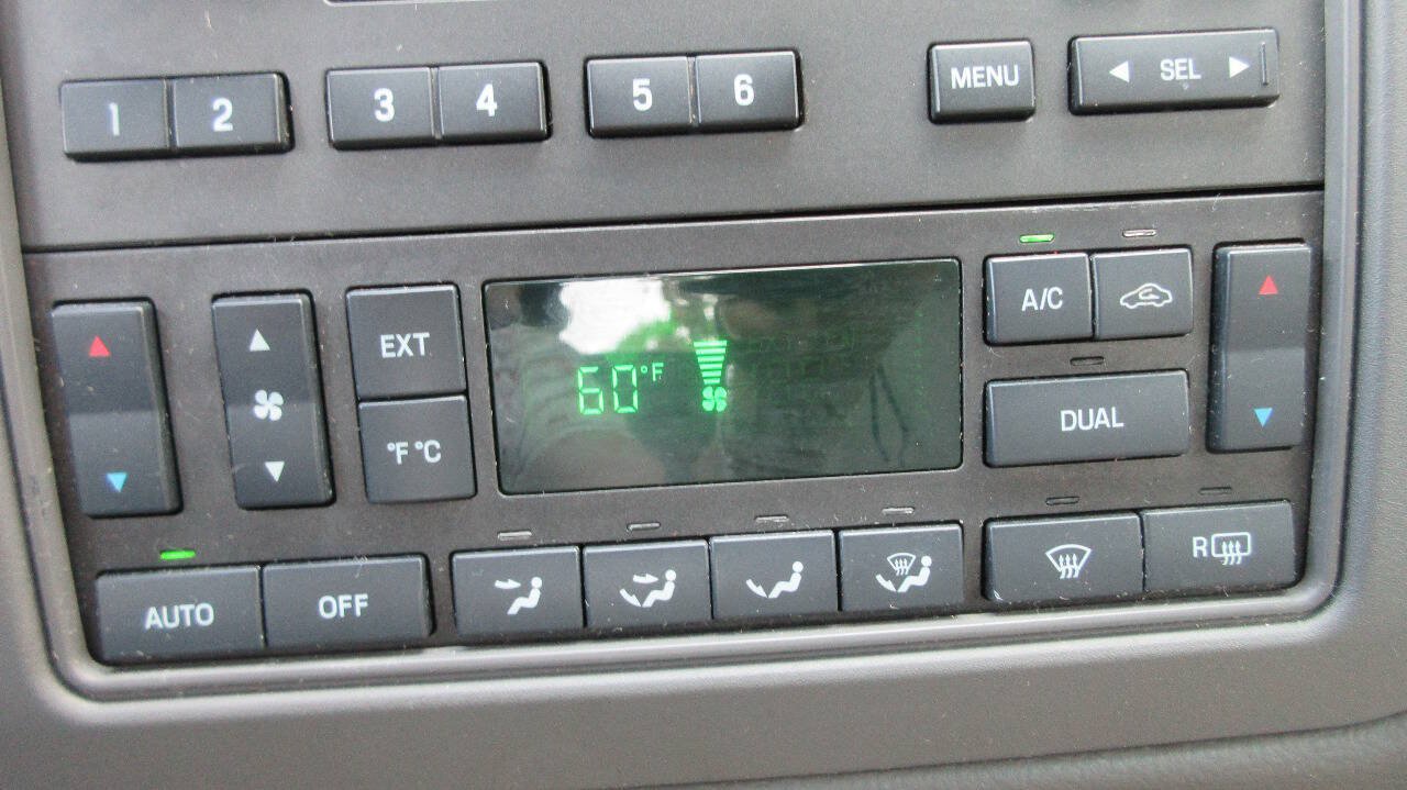 Used 2007 Lincoln Town Car Signature RWD image 37