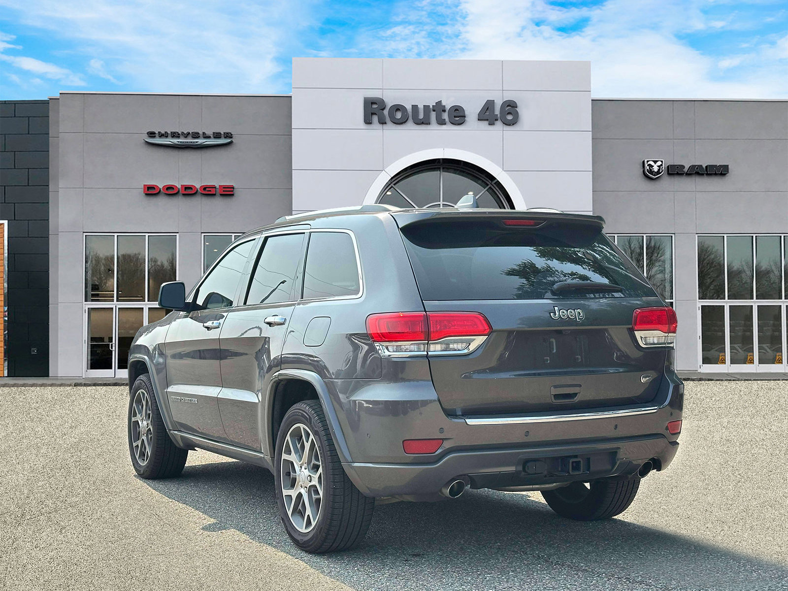 Used 2019 Jeep Grand Cherokee Overland AWD/4WD image 4