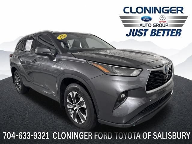 Used 2022 Toyota Highlander XLE AWD/4WD image 1