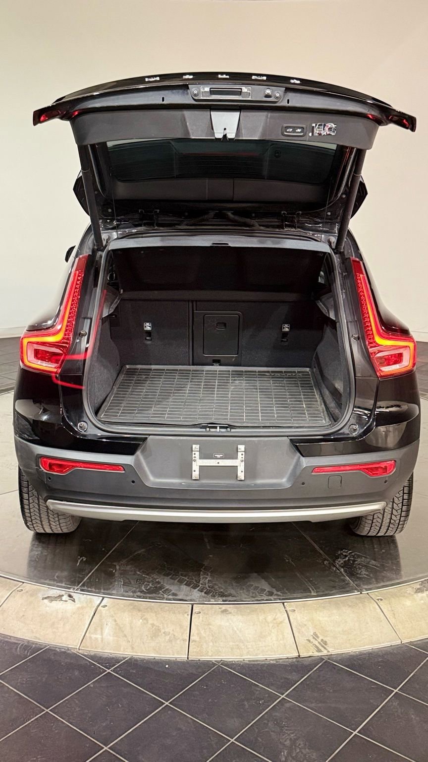 Used 2020 Volvo XC40 T5 Momentum image 21