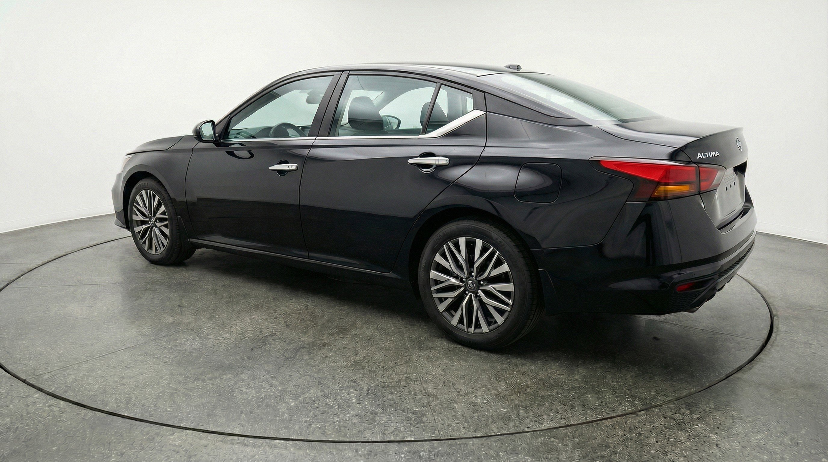 Used 2025 Nissan Altima 2.5 SV image 6