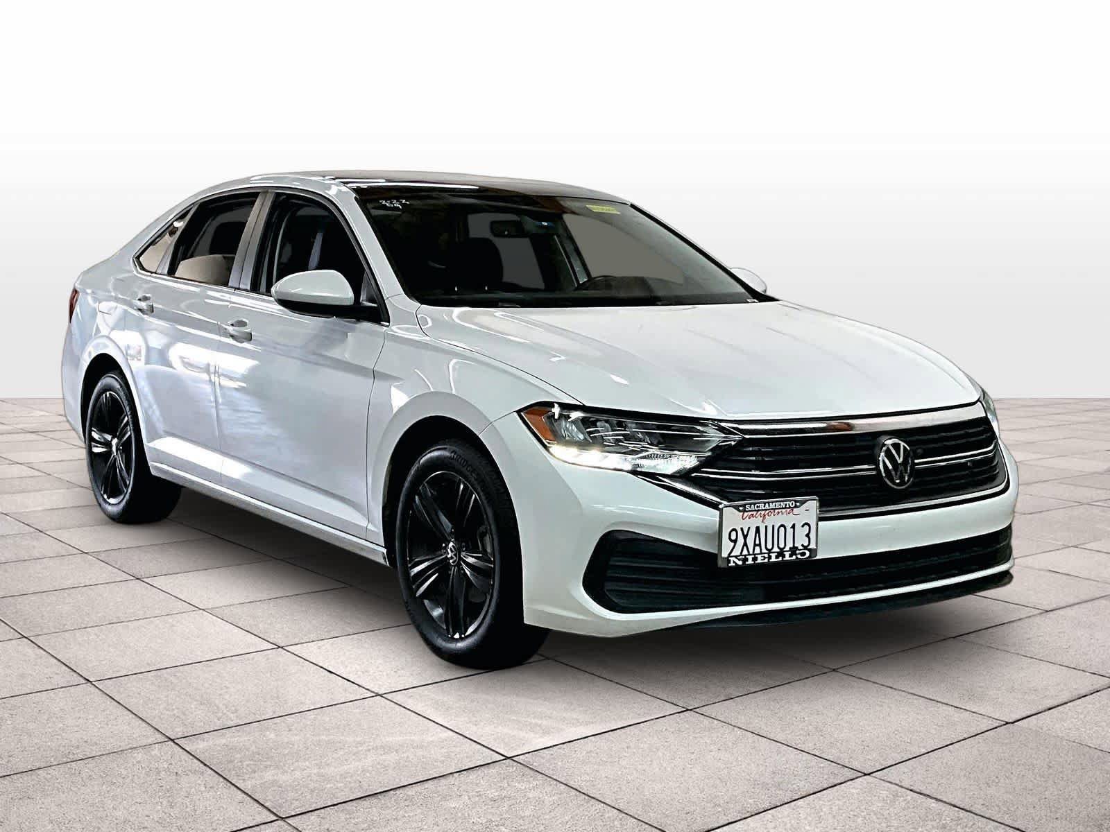 Used 2024 Volkswagen Jetta SE w/ Panoramic Sunroof Package FWD image 2