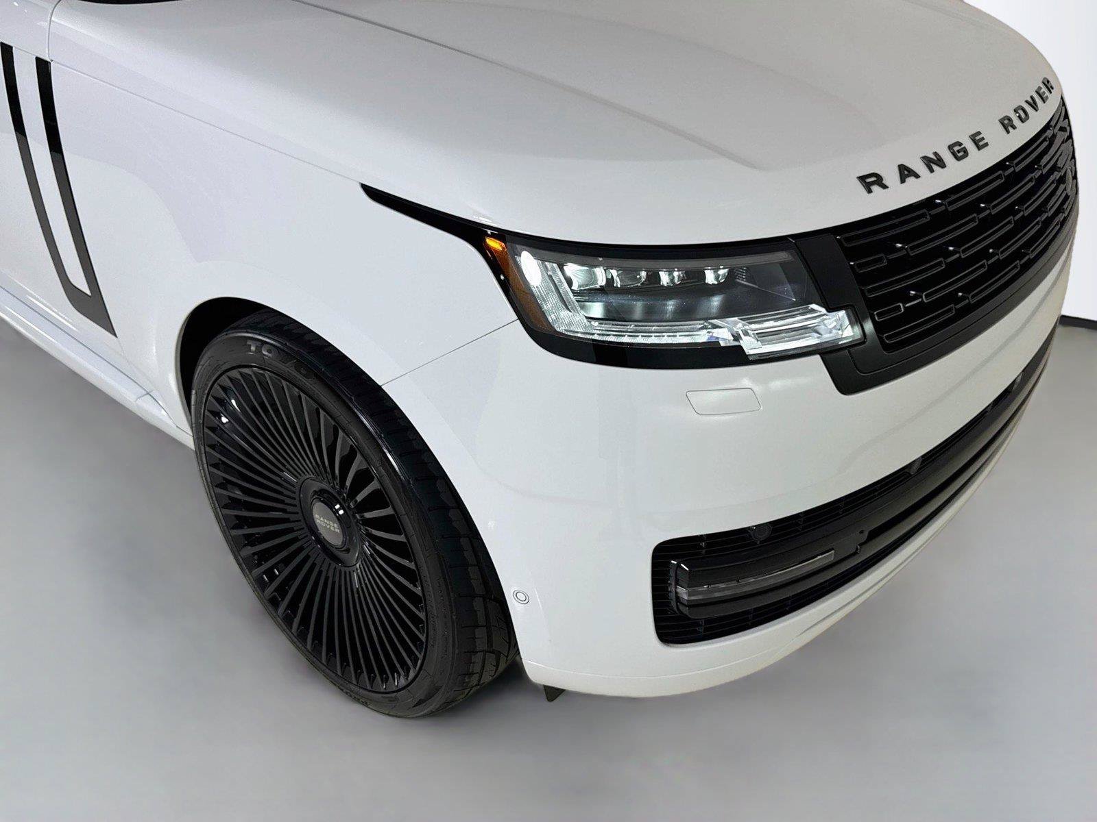 Used 2025 Land Rover Range Rover SE AWD/4WD image 32