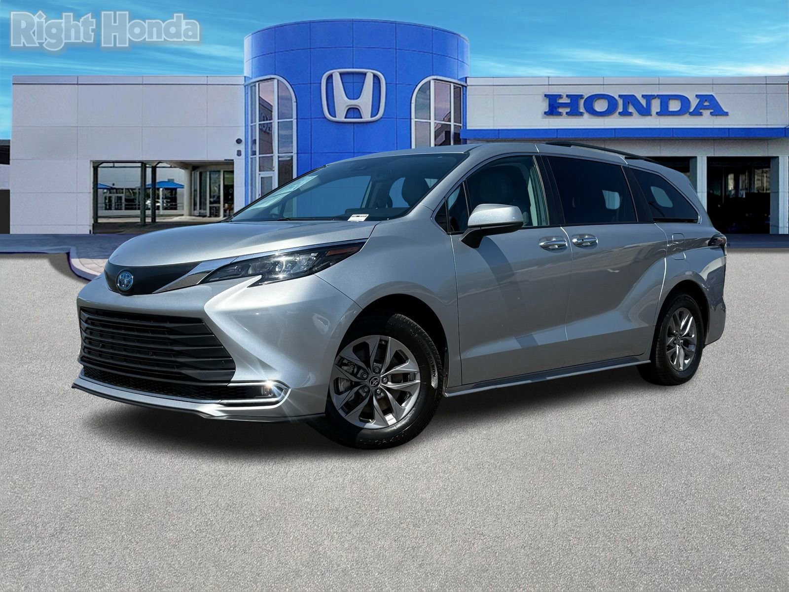 Used 2024 Toyota Sienna XLE FWD image 2