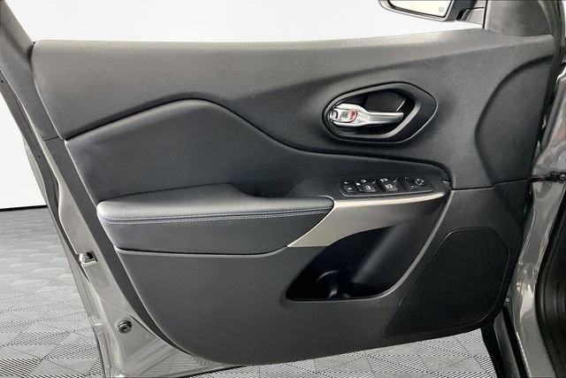 Used 2021 Jeep Cherokee Latitude Plus FWD image 19