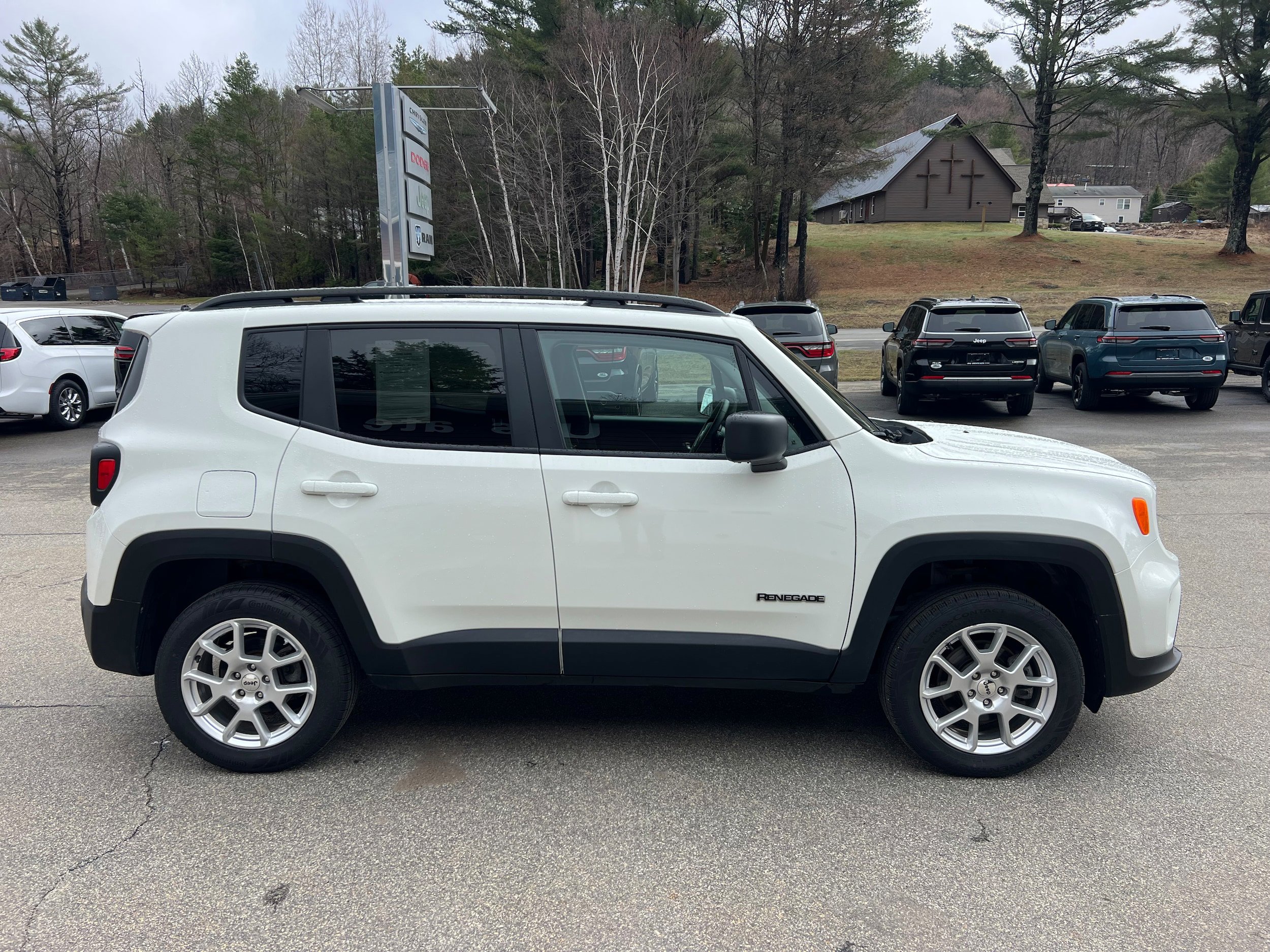 Used 2023 Jeep Renegade Latitude w/ Premium Group AWD/4WD image 4