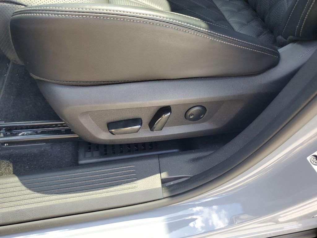 Used 2025 Nissan Rogue Platinum image 17