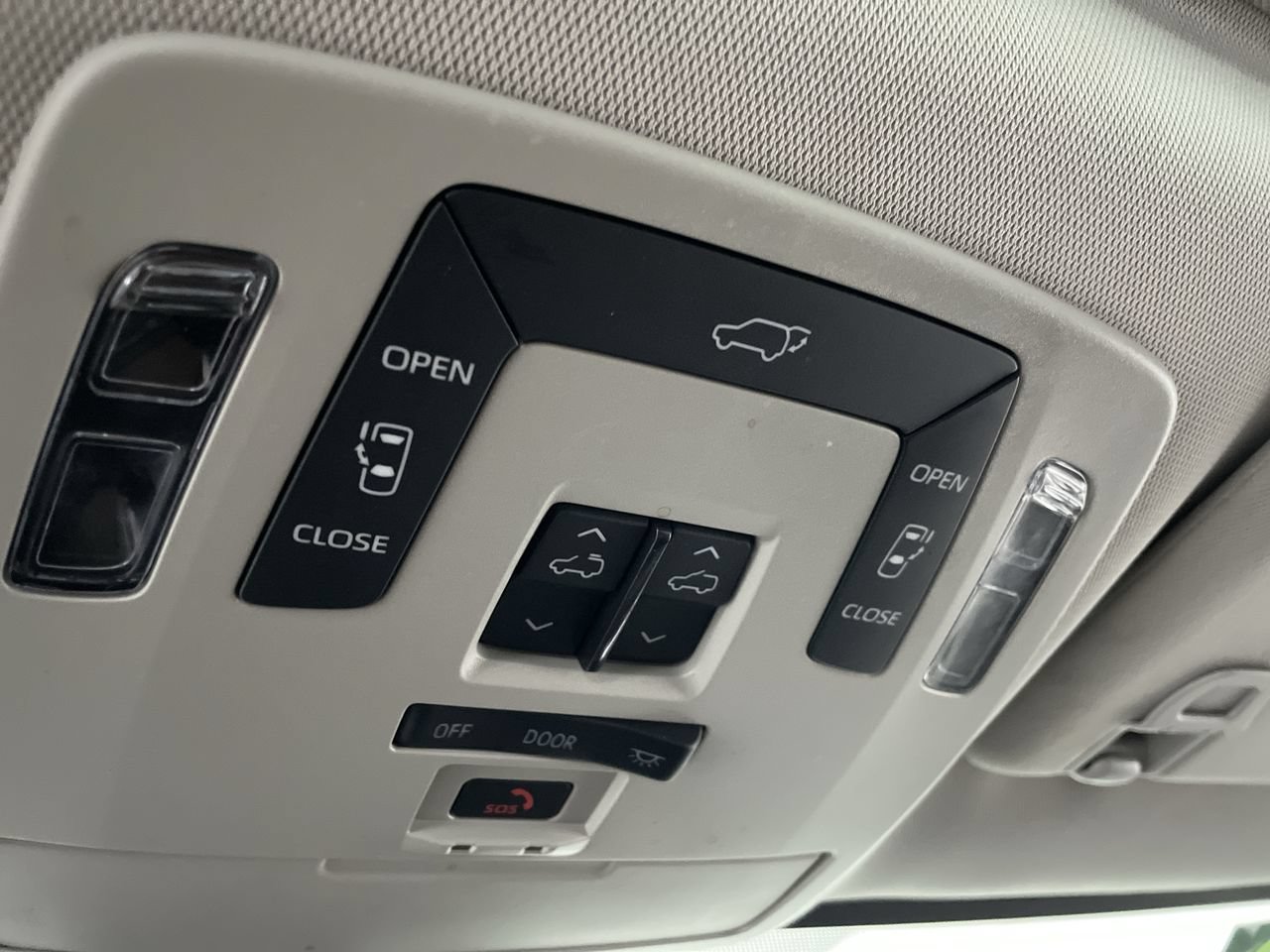Used 2022 Toyota Sienna XLE FWD image 25