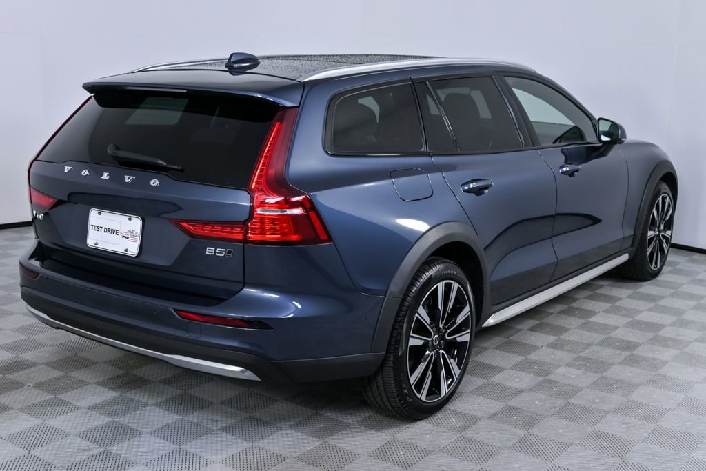 Used 2025 Volvo V60 B5 Cross Country Ultra image 29