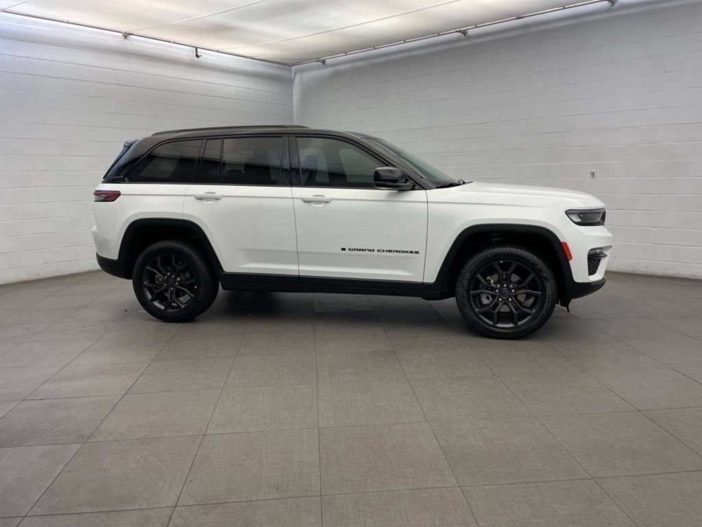 New 2025 Jeep Grand Cherokee Limited w/ Trailer Tow Package AWD/4WD image 2