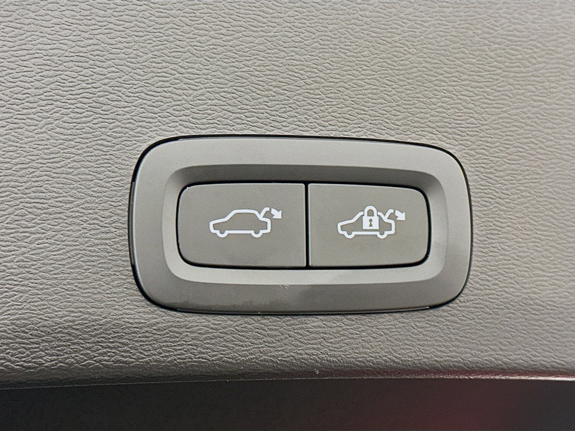 Used 2023 Volvo XC40 Recharge Plus image 32