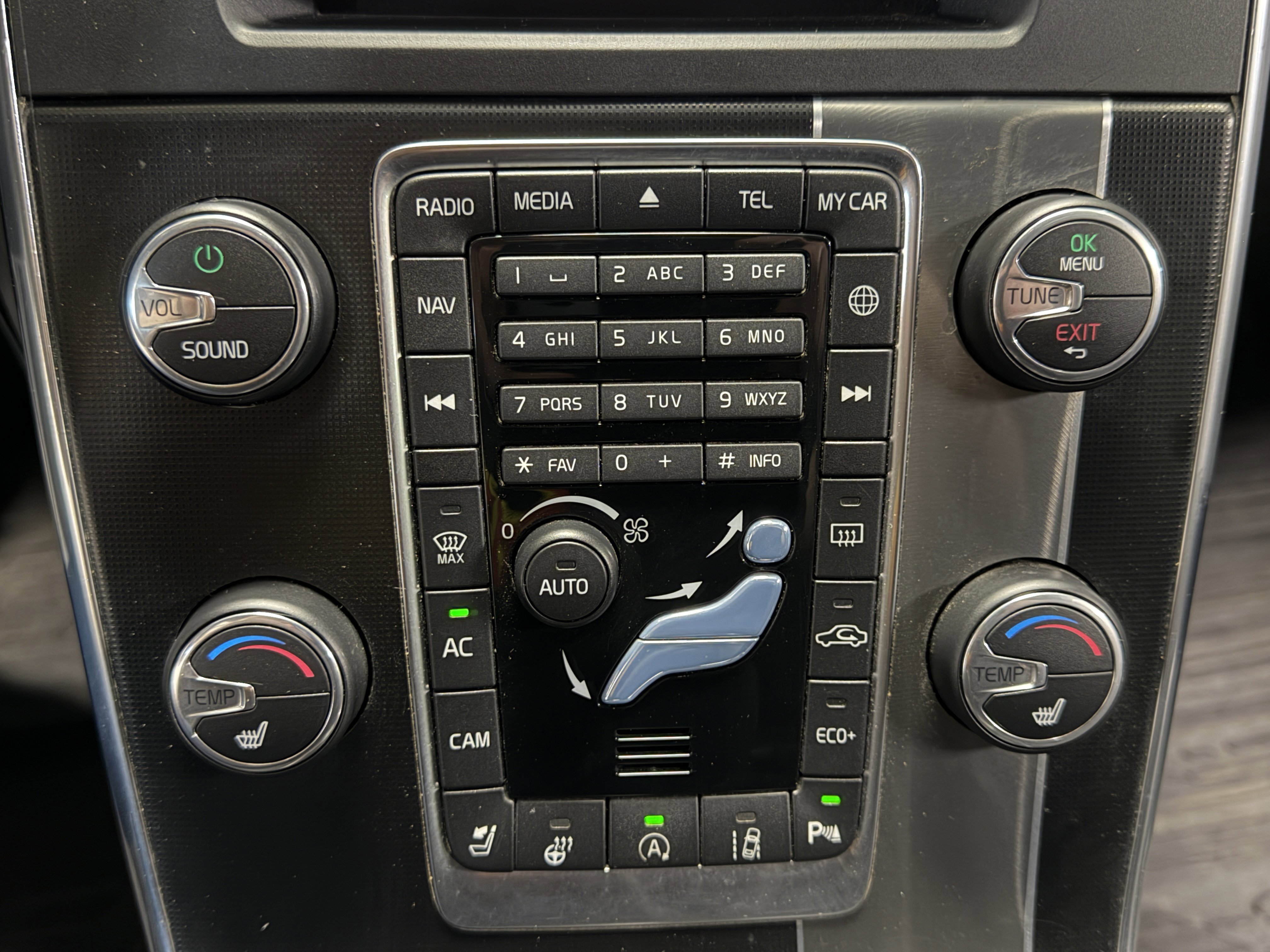 Used 2017 Volvo V60 T6 R-Design Platinum w/ Climate Package image 15