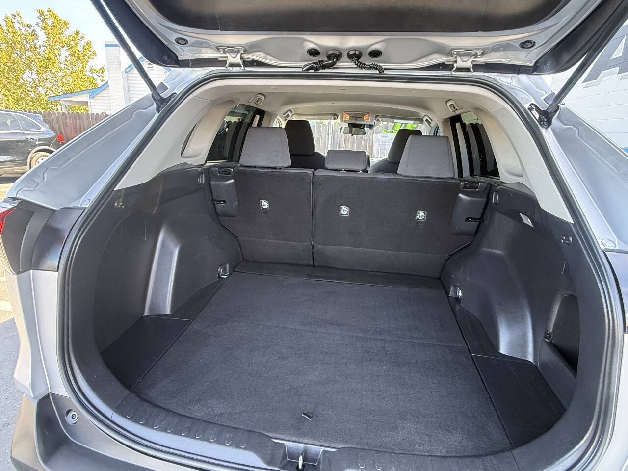 Used 2021 Toyota RAV4 XLE w/ XLE Grade Weather Package AWD/4WD image 17