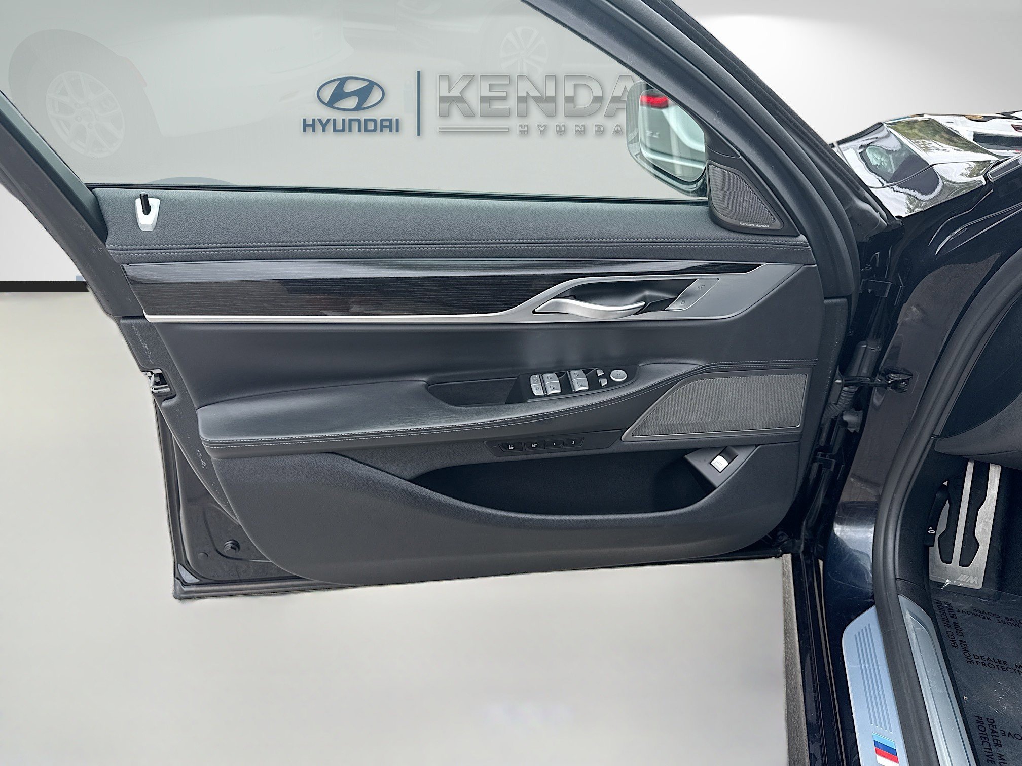 Used 2019 BMW 750i image 18