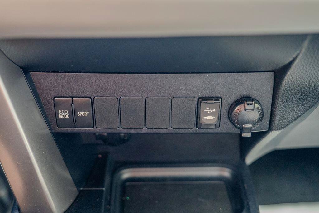 Used 2018 Toyota RAV4 XLE FWD image 25
