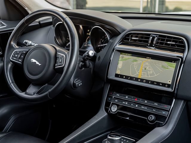 Used 2019 Jaguar F-PACE Premium AWD/4WD image 32