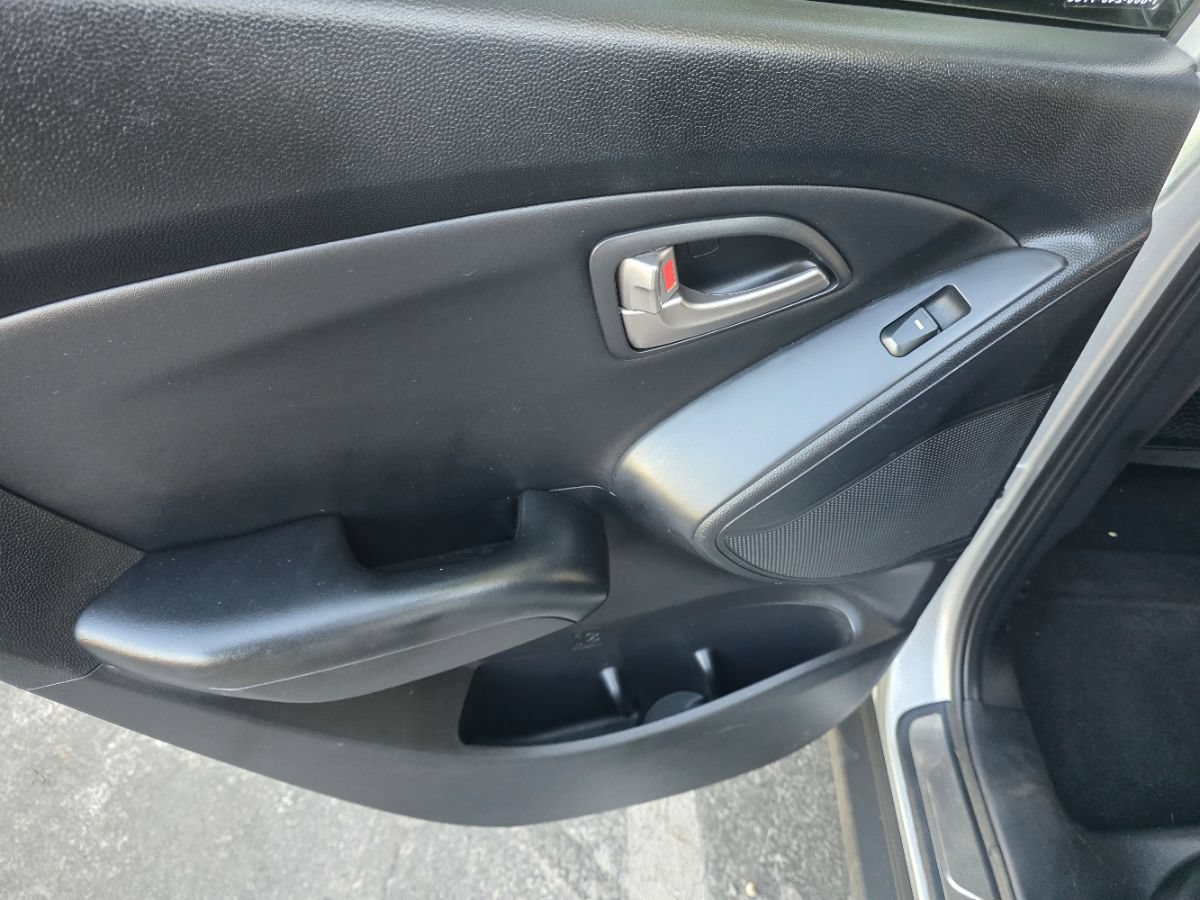 Used 2010 Hyundai Tucson Limited w/ Premium Pkg 4 FWD image 36