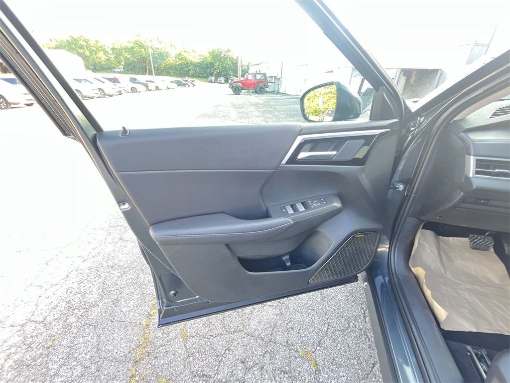 New 2025 Mitsubishi Outlander SE image 13