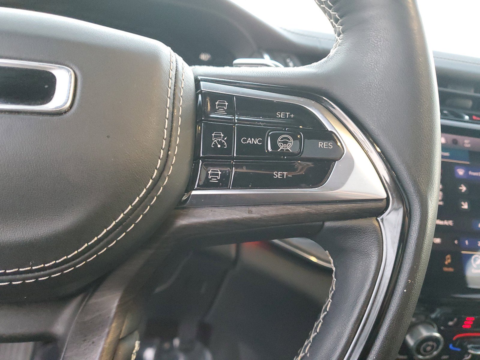 Used 2024 Jeep Grand Cherokee Overland w/ Advanced Protech Group III image 30