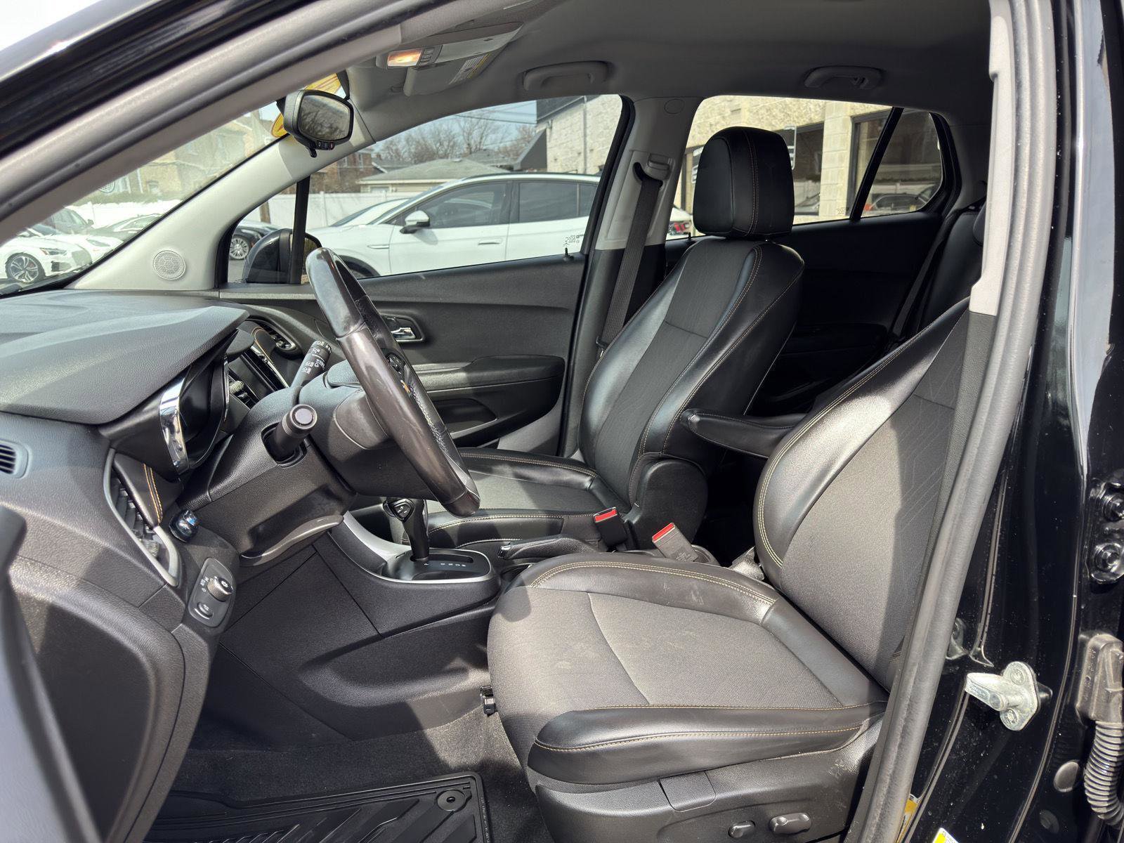 Used 2019 Chevrolet Trax LT w/ LT Convenience Package AWD/4WD image 17