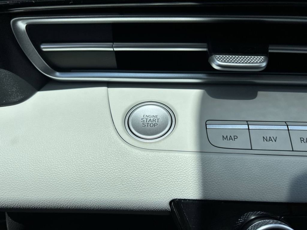 New 2025 Hyundai Elantra Limited image 31