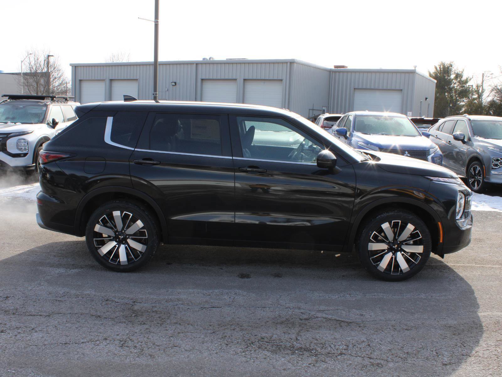 New 2026 Mitsubishi Outlander SE image 4