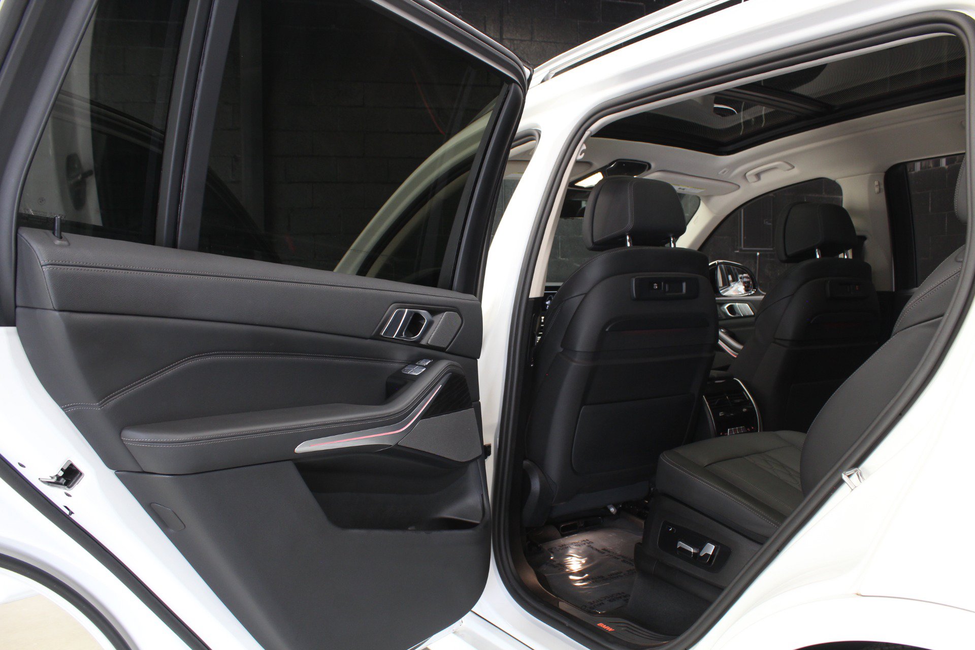 Used 2022 BMW X7 xDrive40i w/ Executive Package AWD/4WD image 38