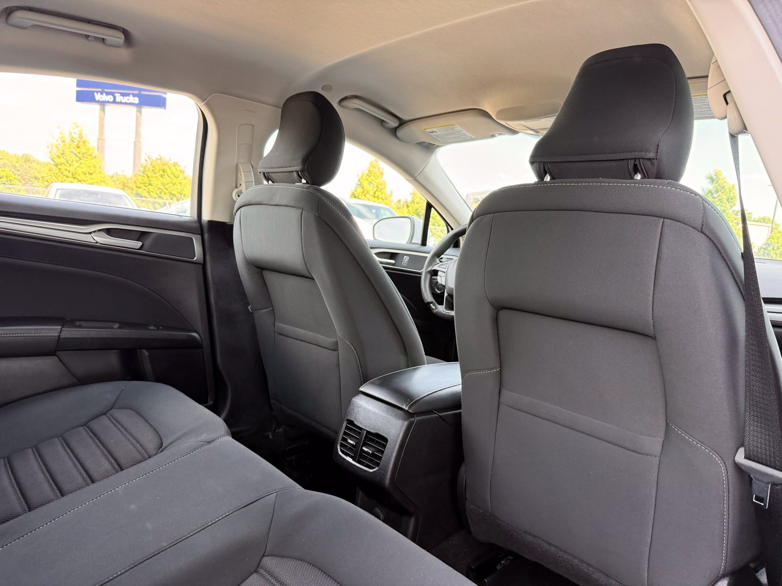 Used 2019 Ford Fusion SE FWD image 18