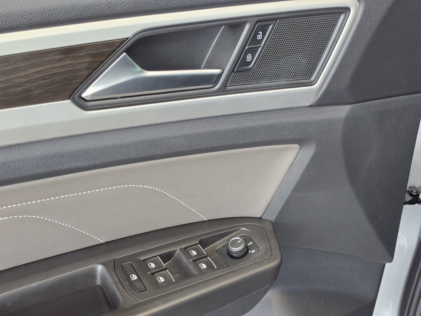 Used 2023 Volkswagen Atlas SE image 32