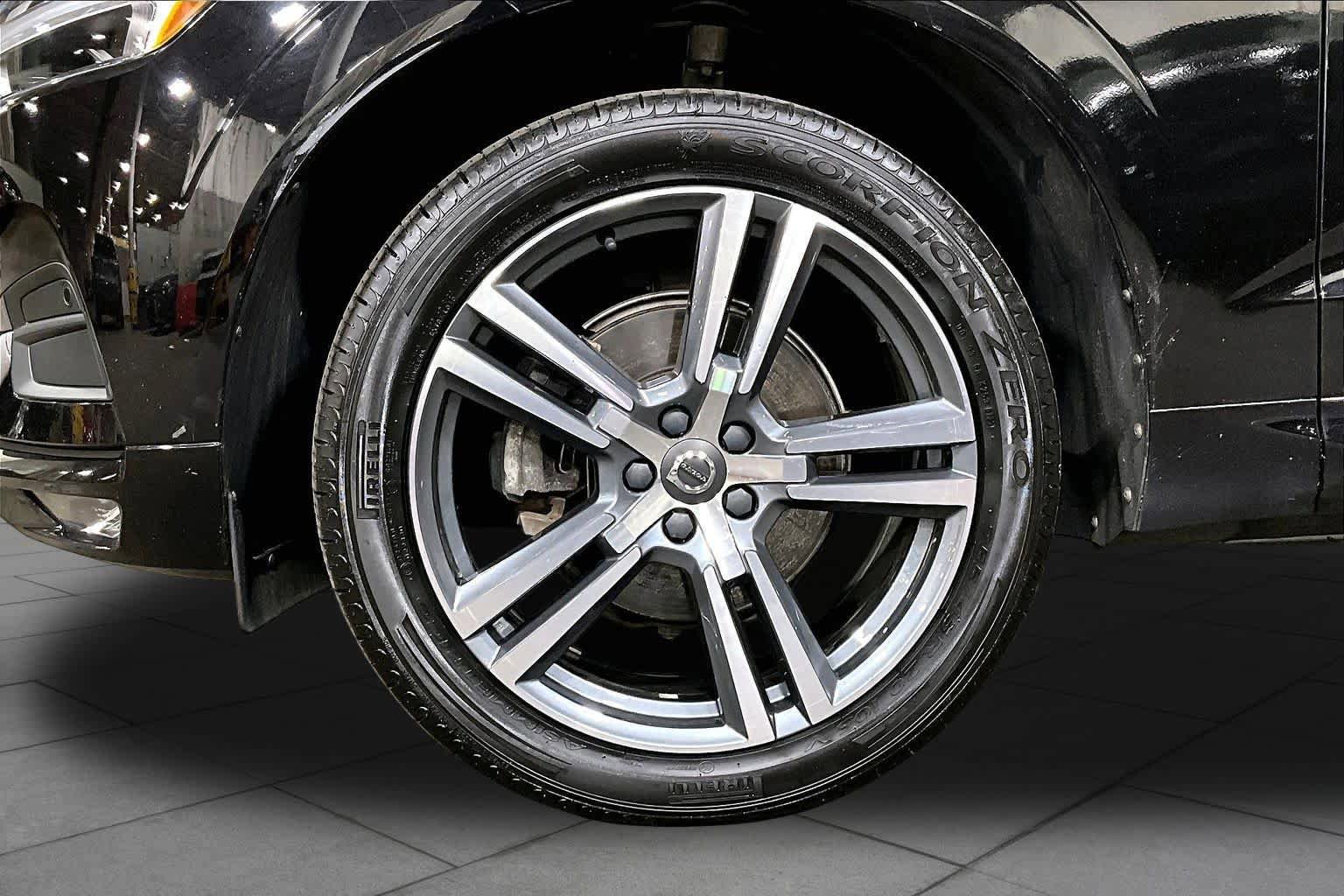 Used 2021 Volvo XC60 T5 Momentum w/ Premium Package AWD/4WD image 11