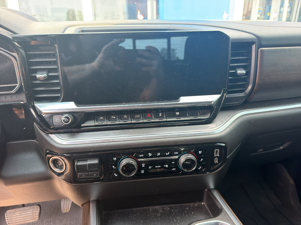 Used 2023 Chevrolet Silverado 1500 High Country w/ High Country Premium Package AWD/4WD image 4