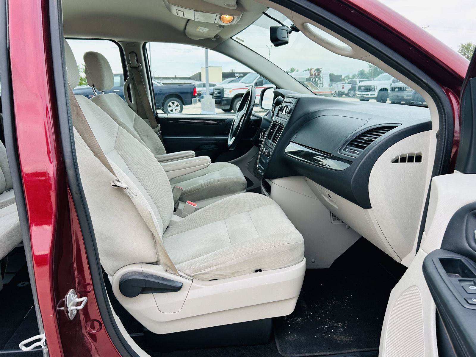 Used 2016 Dodge Grand Caravan American Value Package w/ UConnect Hands-Free Group FWD image 24
