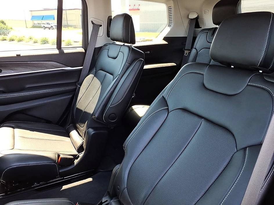 Used 2023 Jeep Grand Cherokee L Limited w/ Luxury Tech Group II AWD/4WD image 22