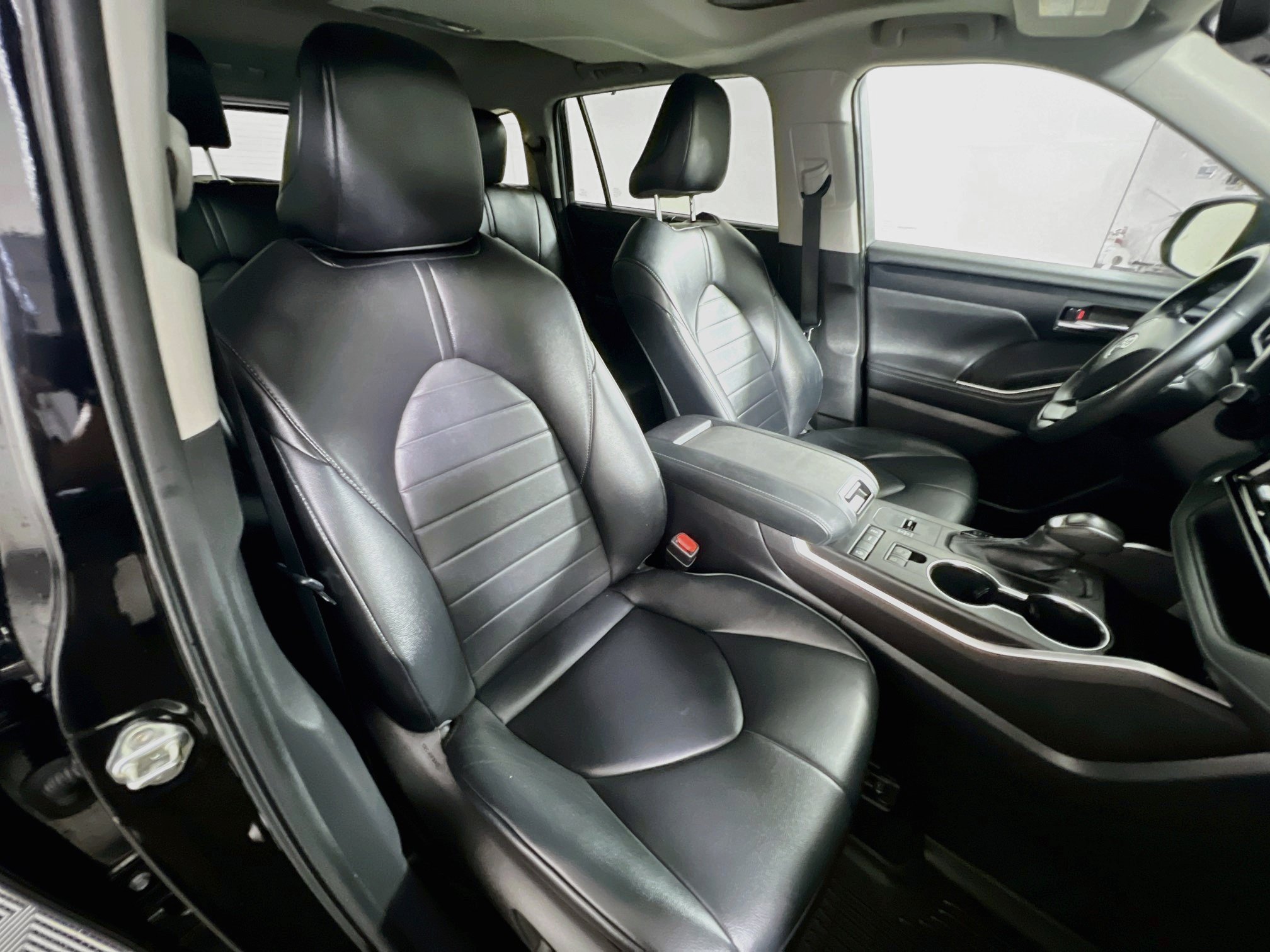 Used 2022 Toyota Highlander XLE FWD image 30