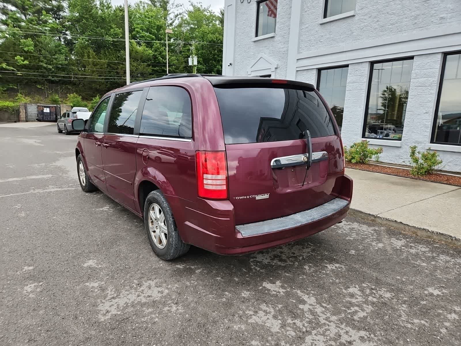 Used 2008 Chrysler Town & Country Touring FWD image 3