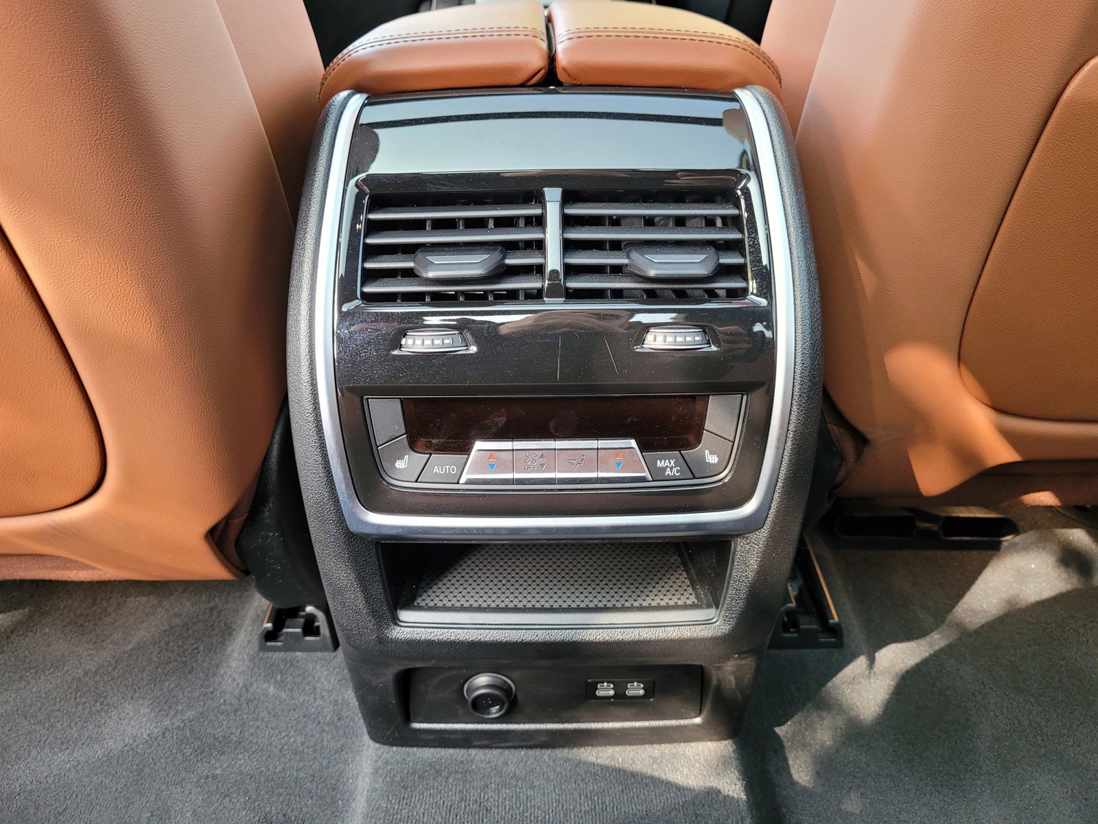 Used 2025 BMW X7 M60i w/ Climate Comfort Package image 15