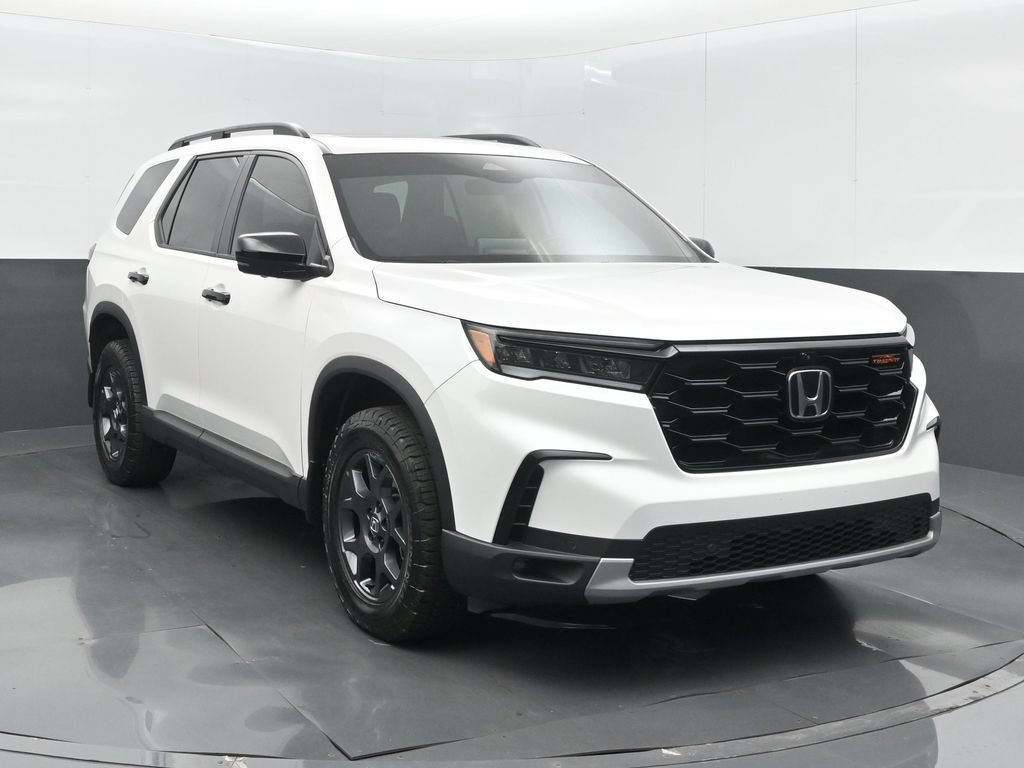 Certified 2025 Honda Pilot TrailSport image 3