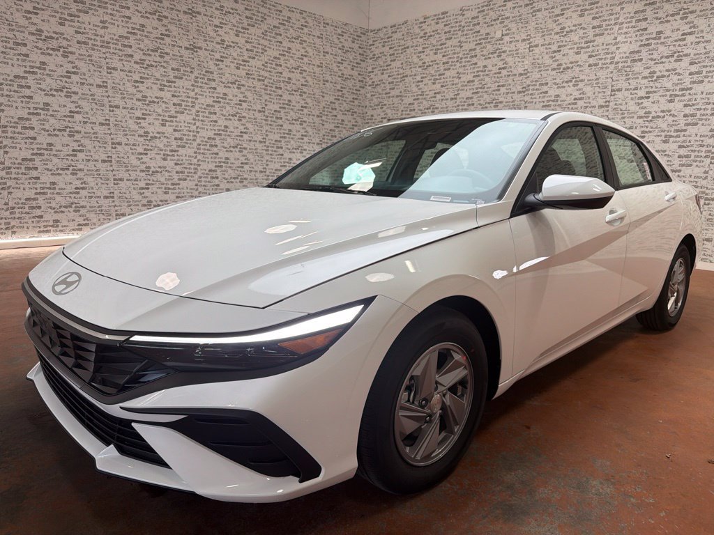 New 2026 Hyundai Elantra SE FWD image 3