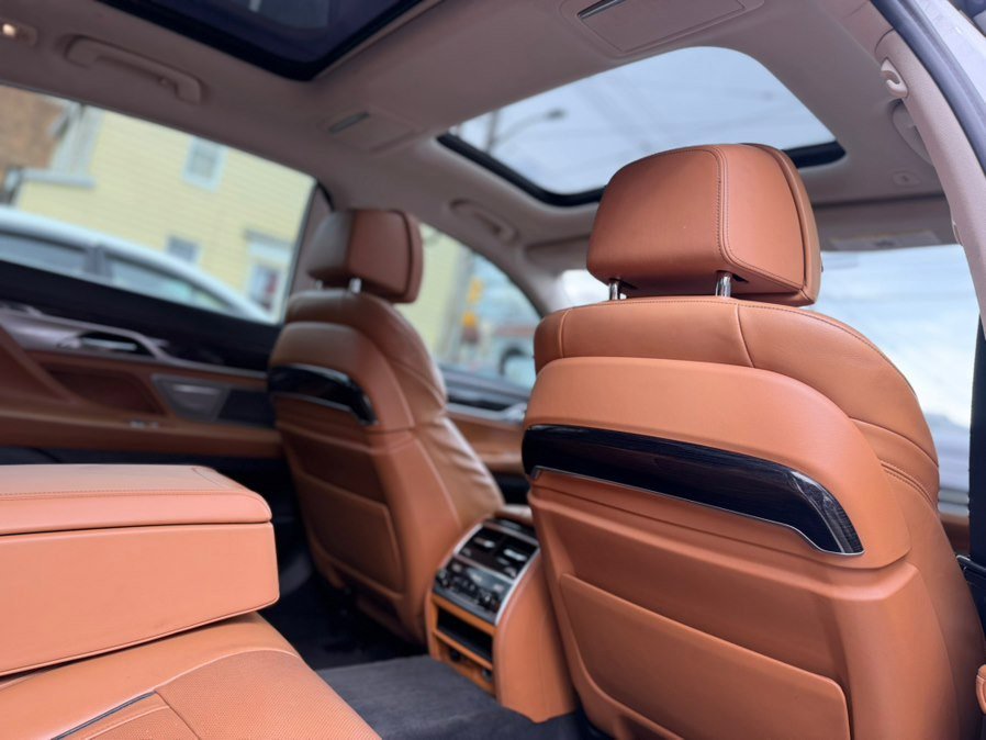 Used 2017 BMW 750i xDrive AWD/4WD image 9