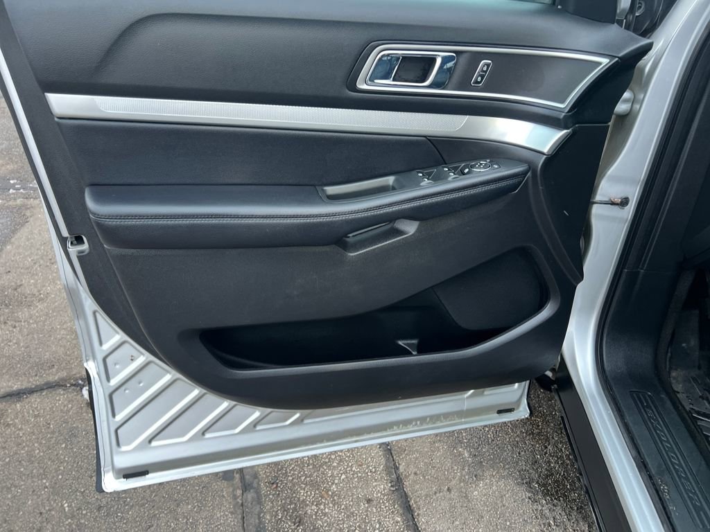 Used 2017 Ford Explorer XLT w/ Equipment Group 202A image 11